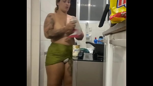 casaldapraia - FAZENDO LIVE NA COZINHA DE MINI SAIA MOSTRANDO A BUCETA GORDA