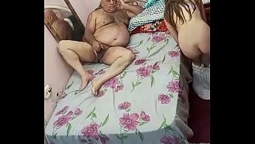 24歳のブロンド美女、ベッドでのテクニック抜群、年上の男性が好き
