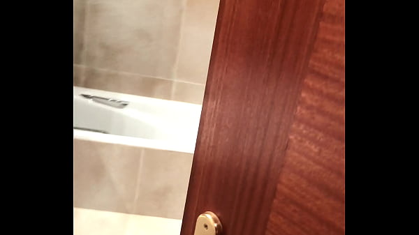 Pervertido filma a una chica rubia durante el orgasmo en la ducha del hotel
                   Pervertido filma a una chica rubia durante el orgasmo en la ducha del hotel muchos negros
