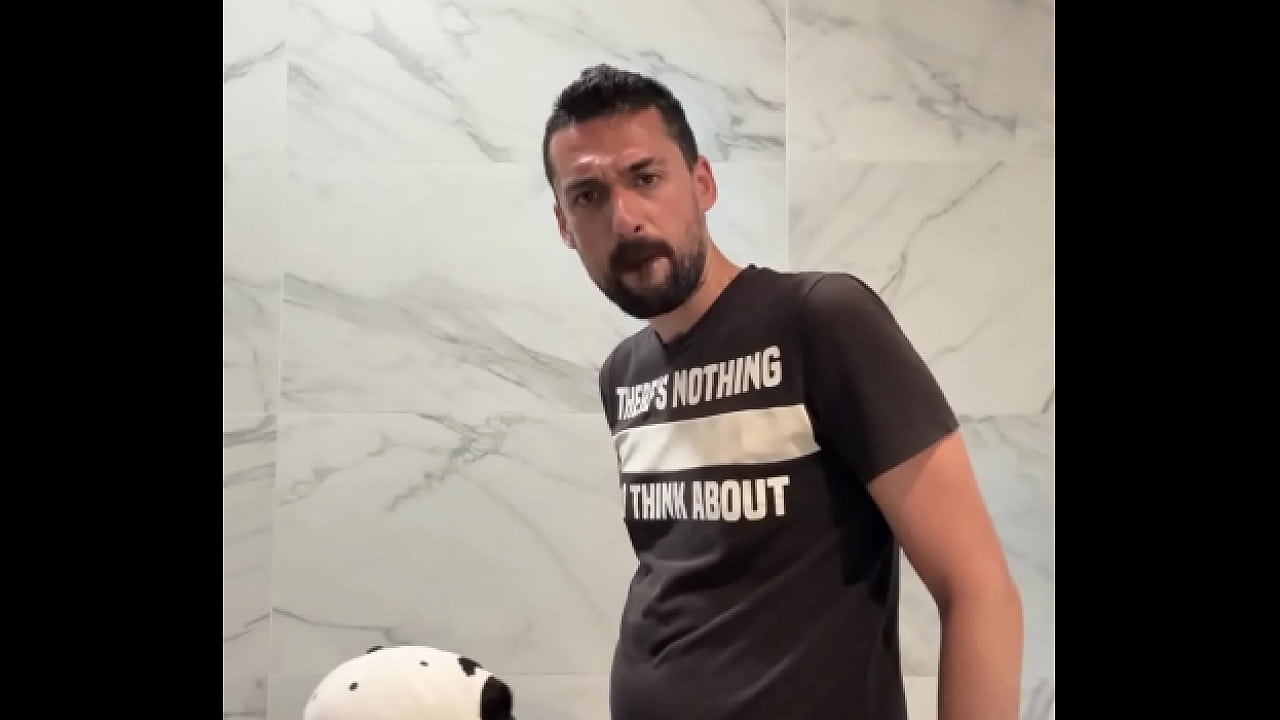 Risky Public Bathroom Suck: Hot Jock Devours Daddy's Massive Cock