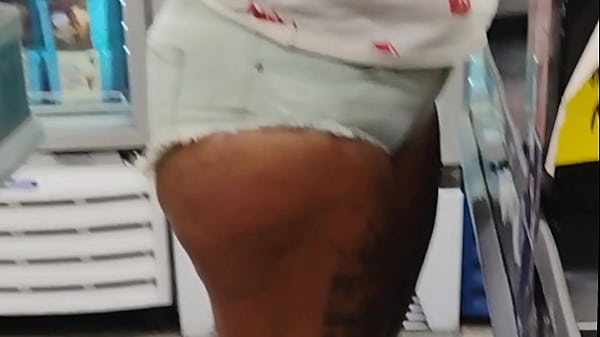 Se exibindo feliz pois o amante vai visitar mais tarde