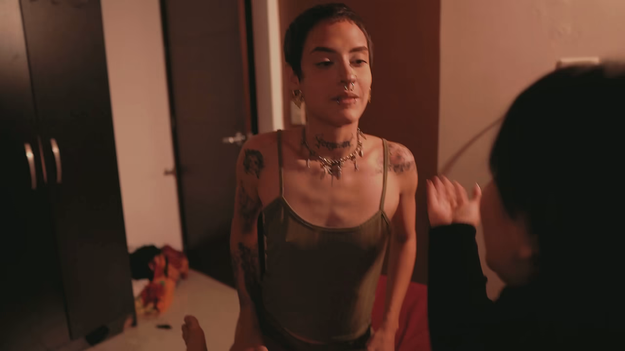 Pillo al novio de mi hijastra cuando estan a punto de follar y hago que me follen entre ambos