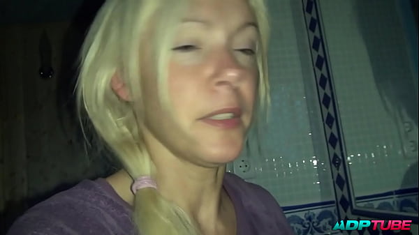 Tr&iacute;o l&eacute;sbico con un strap on