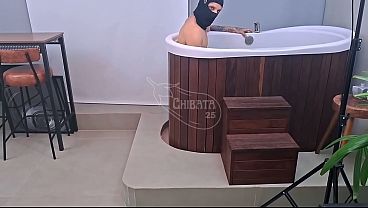 BEAUTIFUL PUSSY PISSING IN THE BATHTUB CLOSE-UP!!!