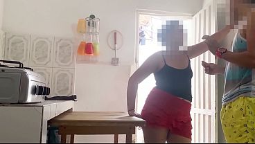 Cornudo Sale a Trabajar Mientras su Esposa Tiene Sexo Anal con el Vecino en la Cocina