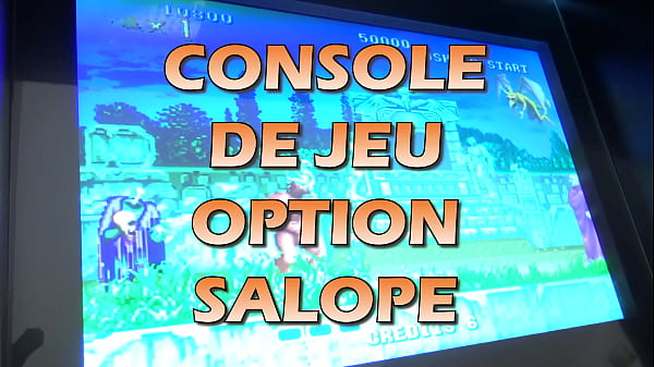 Au son des boutons et du Joystick, cette belle coquine suce sans retenu un ...