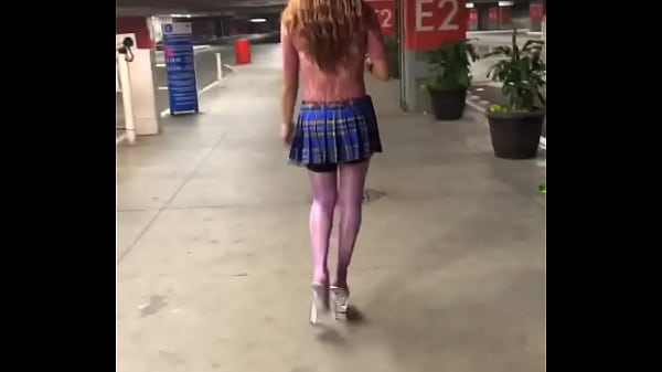 Lizette luciendo sus medias moradas en una plaza de cuernavaca