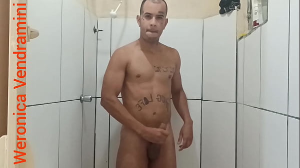 Boneca gostosa dotada sai no rol&ecirc; encontra garo...