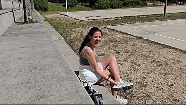 Download Video - Vecina Cachonda En Patines Tiene Sexo Con DESCONOCIDO En Su CARRO En PUBLICO&period;
