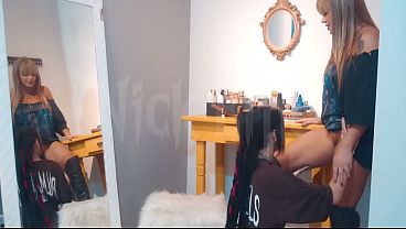  Loira Peituda Me Botou Pra Chupar Buceta Enquanto Fuma