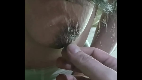 pierde apuesta y tiene que mostrar las tetas, loses bet and has to show her tits,