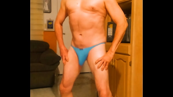 Baile sensual de stripper en tanga de elegante ...