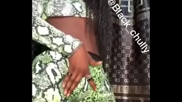 Ebony girl show off ass