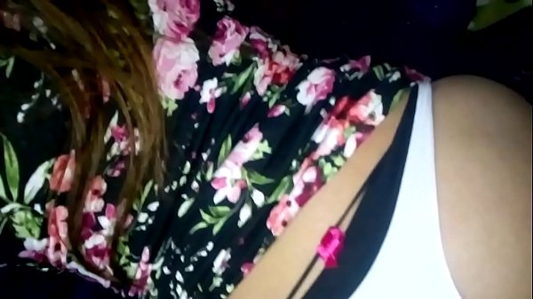 Que rica le levantó su vestido y trae tanguita ...