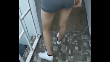 putipobre flaquita invita a su vecino a coger cuando su marido no esta