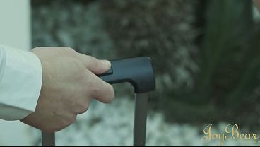 CHICA TATUADA DE GRANDES TETAS ES COGIDA EN GLORY HOLE FRENTE A SU CORNUDO