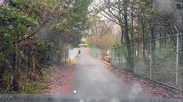 Download Video - 女装子まゆちゃんが早朝の誰もいない雨の遊歩道で下半身露出しながら興奮してしまい全裸になって露出プレイを楽しんでいる