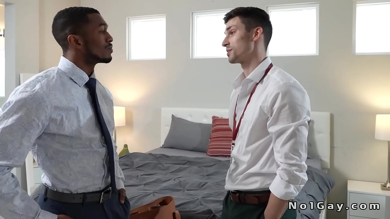Asistente gay recibe una gran polla negra de nueve pulgadas en el dormitorio
                    anal black interracial blowjob doggystyle guys bigcock analsex bigdick kissing gay muscle stud bareback male hunk bbc gaysex falconstudios no1gay muchos negros