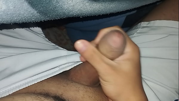 Me masturbo en la madrugada debajo de mi sabana