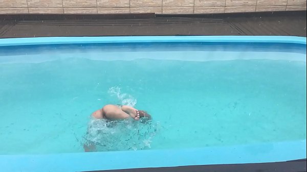 flakael gostoso de mais na piscina com uma espo...
