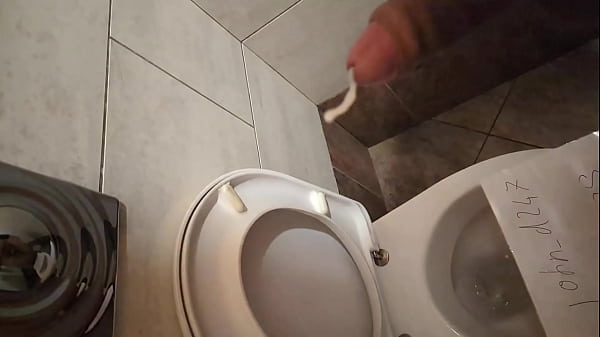 Kanos férfi masztizik a nyilvános wc-ben