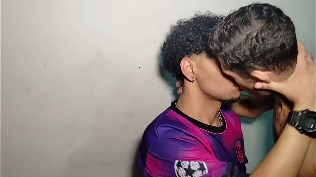 Atrapé al jugador enojado y desvergonzado.
                    gay muchos negros