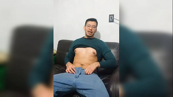 Download Video - Rico joven hetero curioso verg&oacute;n de 19cm cuenta como se follo un culito Twink &excl; Termina sac&aacute;ndose la lechota de su vergota rica &excl;