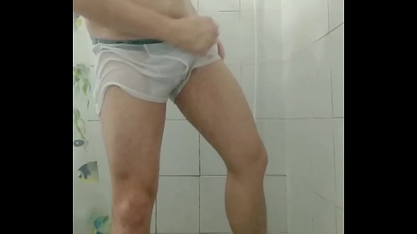 Download Video - Mr&period; Grey tomando banho de cueca branca
