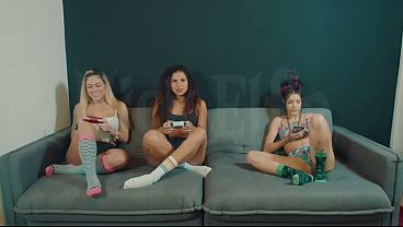 Meu namorado saiu e eu aproveitei pra chupar minhas amigas numa suruba l&eacute;sbica gostosa