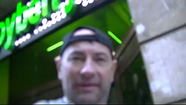 un hetero avec un besoin urgen de se vider les couilles