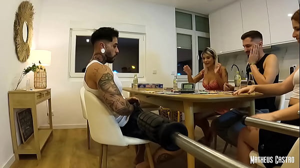 Noite de jogos e Putaria com duas ninfetas safadas