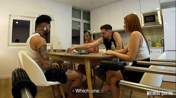 Noite de jogos e Putaria com duas ninfetas safadas