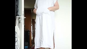 Wei&szlig;er Kaftan, Strumpfhose und sexy High Heels