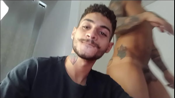 Petrick Garcia sendo linguado por Higor Linz