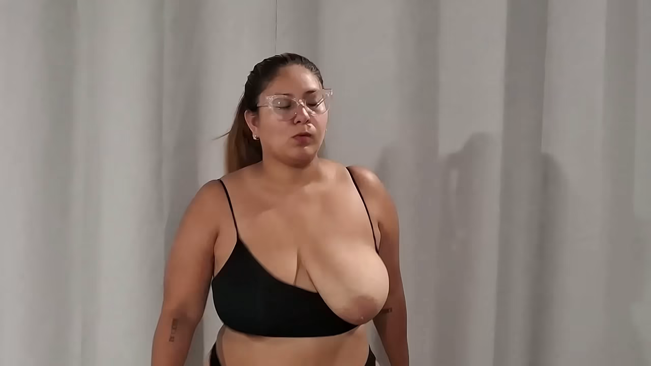Zafiro salta y hace rebotar sus grandes tetas
                   latina sexy babe brunette amateur homemade chubby curvy busty huge tits female bbw big tits natural tits monster tits big natural tits solo girl massive tits giant boobs perfect tits balloon tits curvy body big woman fat fetish thick body only women voluptous body muchos negros