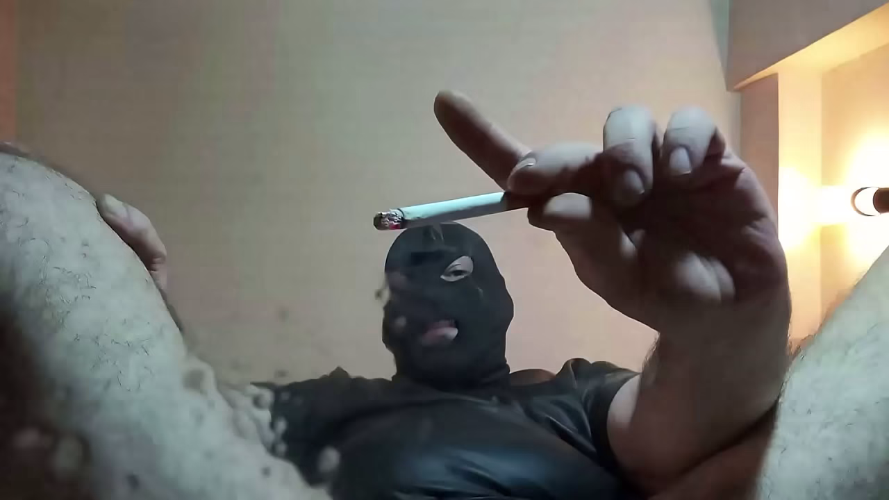 POV - Te vac&iacute_o un cond&oacute_n en la cara, te ignoro y te escupo mientras fumo. Muy humillante.