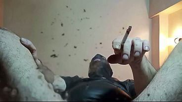 POV - Te vacío un condón en la cara, te ignoro y te escupo mientras fumo. Muy humillante.