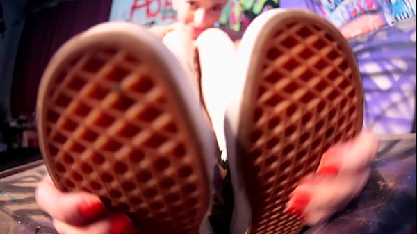 Giantess foot worship