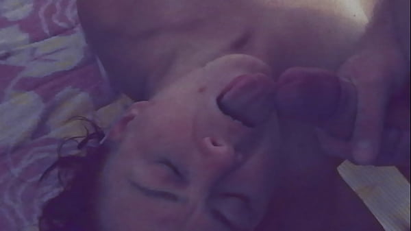 Irina Reçoit Une Grosse Éjaculation D'un Gros Collègue