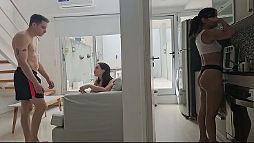 二人のセクシーな小柄な女性がペニスを共有 - ダブルフェラチオ