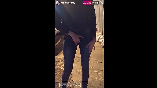Download Video - NA RUA&comma; GOSTOSA BATE UMA EM P&Uacute;BLICO EM LIVE DO INSTAGRAM&comma; COM PEITOS DE FORA&excl; BUZINARAM AO VER&excl; - Melina Bloom
