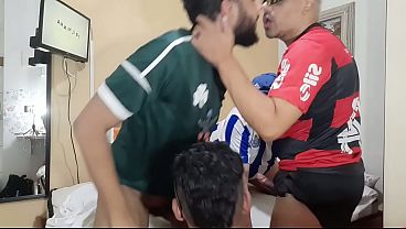ENCONTRO DE HETEROS PRA ASSISTIR UMA PARTIDA DE FUTEBOL VIRA UMA SURUBA INESPERADA VIZINHOS TIVERAM QUE BATER NA PORTA POR CAUSA DO GEMIDOS AUTOS