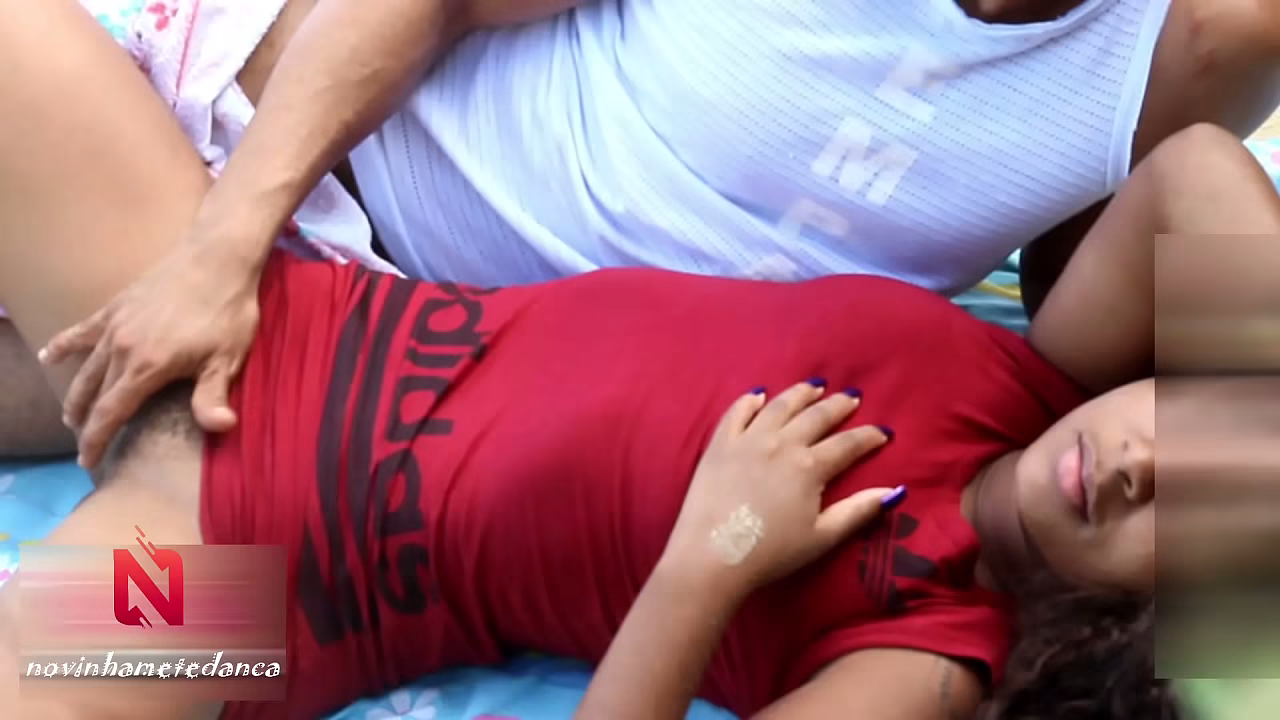 Fodendo a Buceta da Novinha na Areia da Praia.