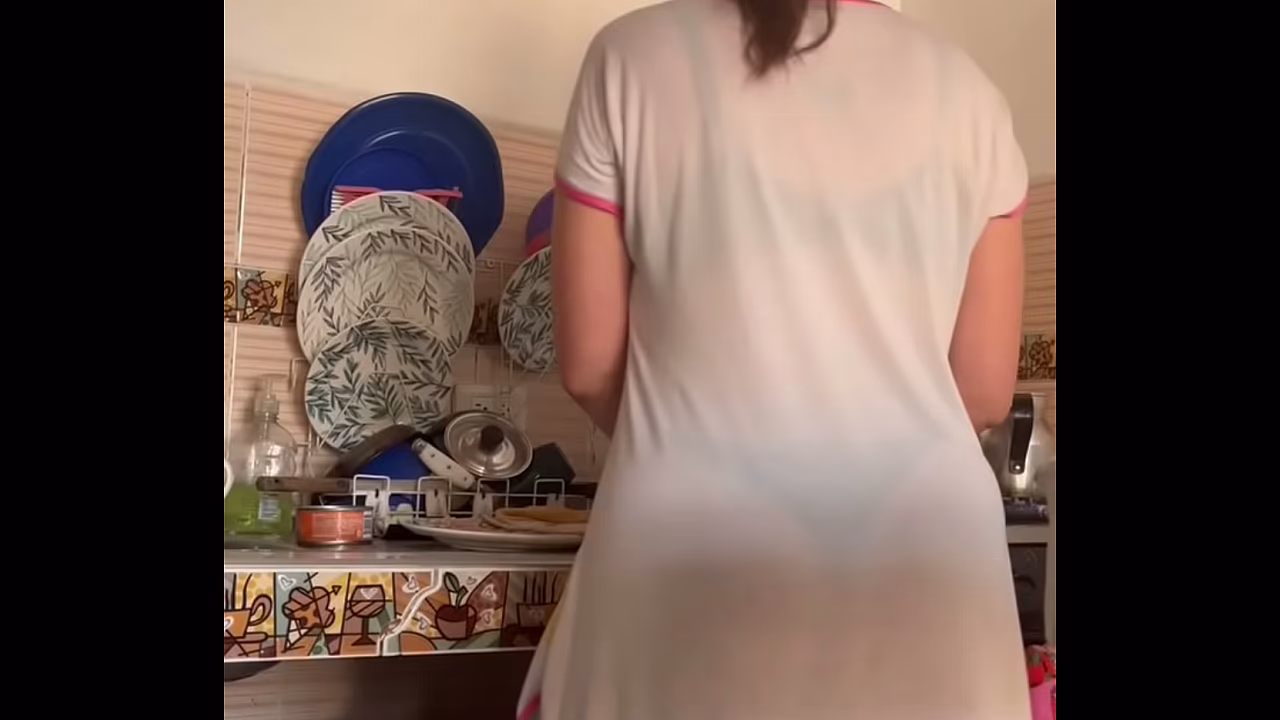 Espi&aacute_ndola en pijama mientras cocina en tanga y lencer&iacute_a