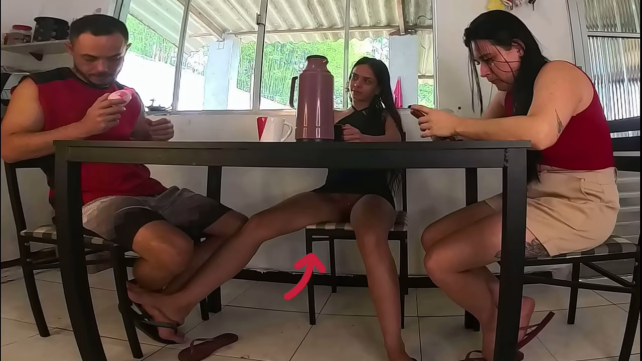 Dei um boquete e bucetada no marido da minha amiga debaixo da mesa no anivers&aacute_rio dela