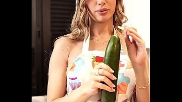 セクシーなブロンドシェフと彼女のキュウリを使った料理教室 - アンバー・プラダ