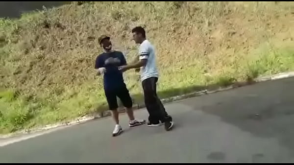 Branquinho picudo descendo a rola no neguinho enquanto o corno filma