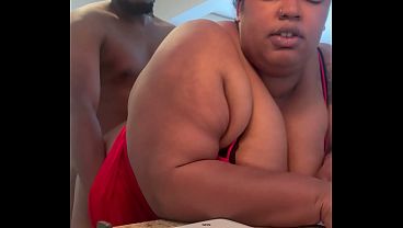 彼はいつも私をキッチンで捕まえる