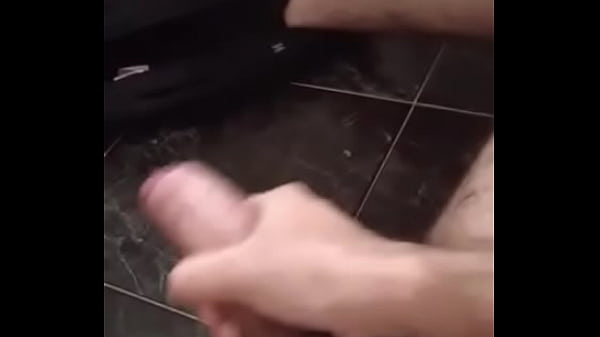 Se excita Gustavo viendo su cuerpo por videolla...