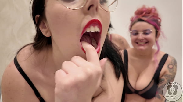 4K CHUBBY GIRLS SILLY FACES SALIVA MOUTH TONGUE...